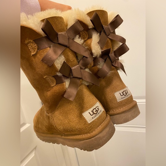 ❌SOLD❌ UGG Bailey Bow II Chestnut - Picture 2 of 10
